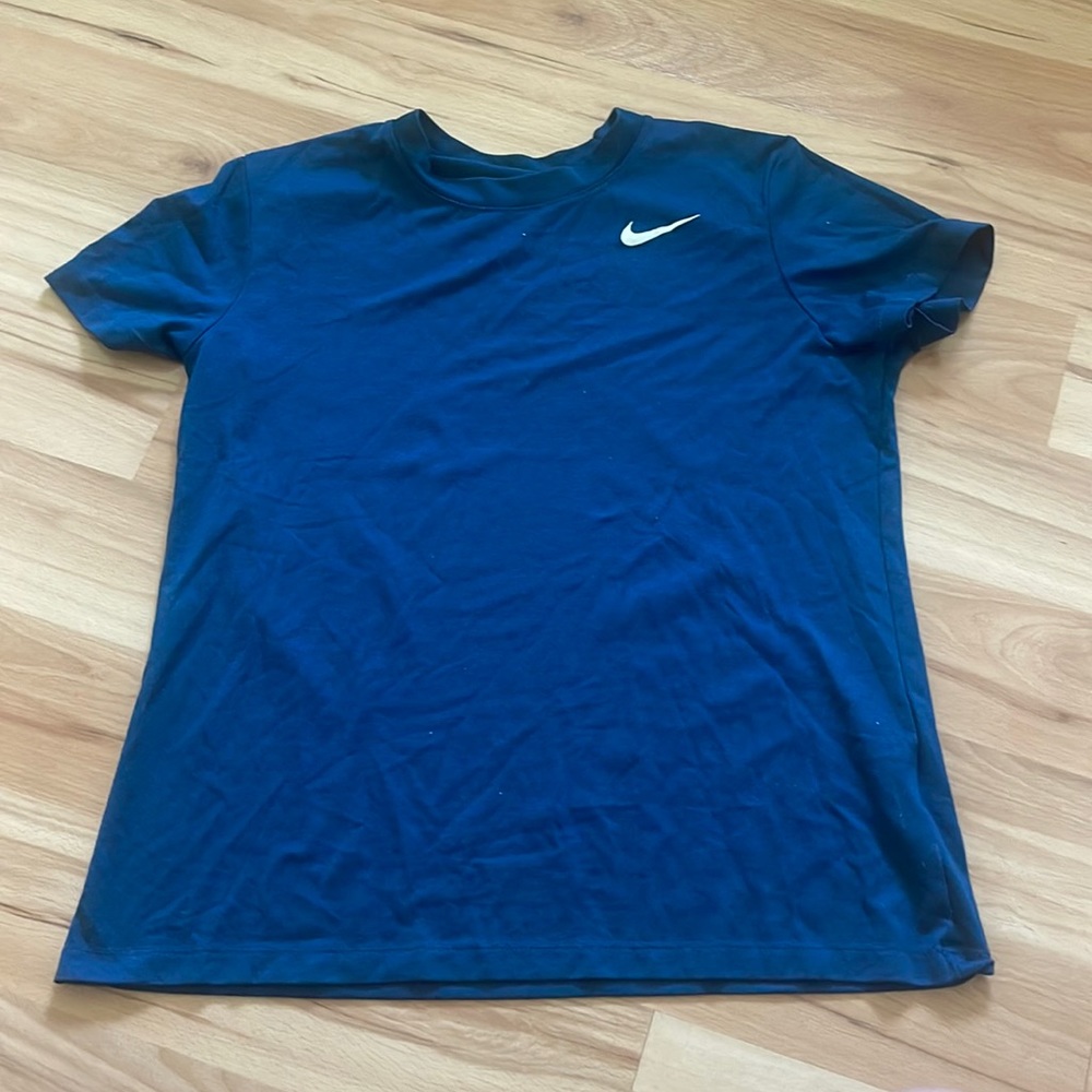 woman’s nike tee shirt